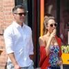 Jessica Alba, stylée et colorée, mange une glace et se balade avec son mari Cash Warren dans les rues de New York, le 22 juin 2013