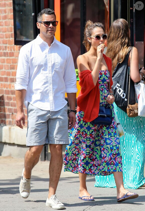Une journée ensoleillée pour Jessica Alba et son mari Cash Warren dans les rues de New York, le 22 juin 2013