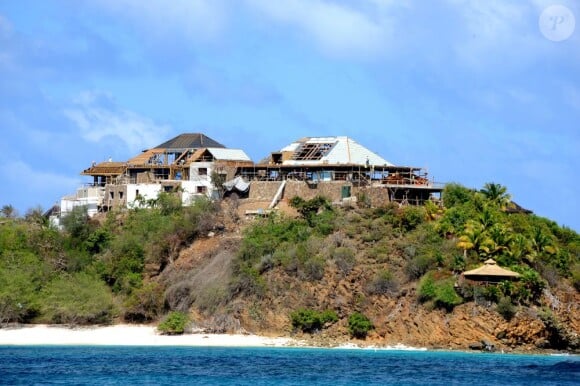 La villa de Richard Branson, située sur son île privée de Necker Island, dans les Caraïbes, a été ravagée par les flammes en août 2011.