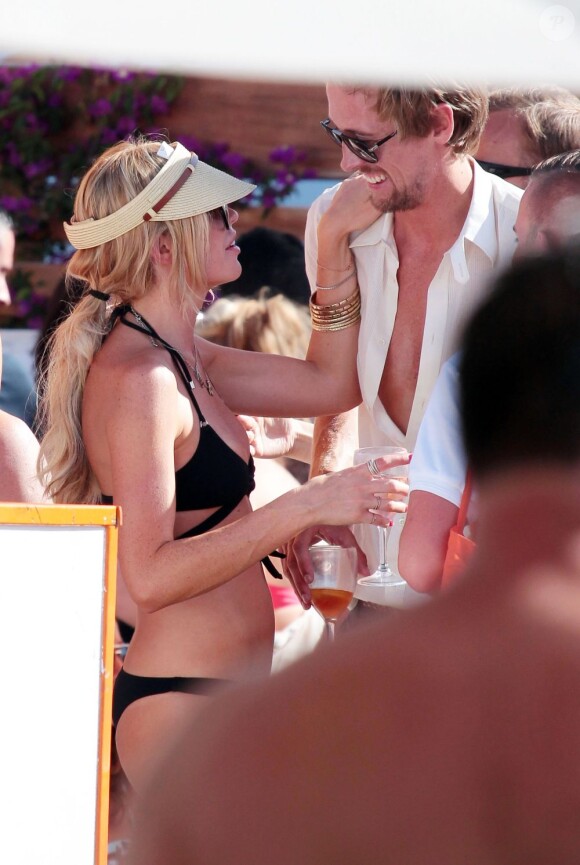 Peter Crouch et sa femme Abbey Clancy lors d'une Beach Party à Ibiza le 23 juin 2013