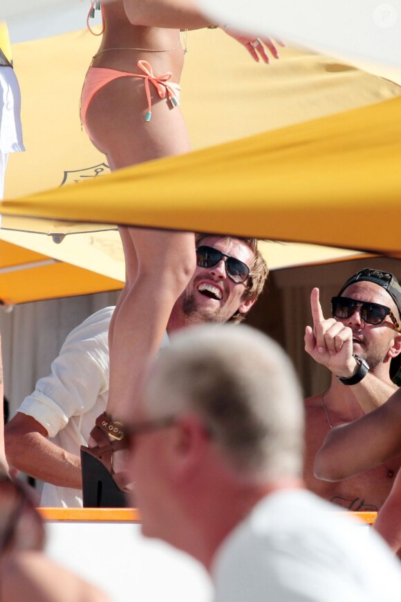 Peter Crouch subjugué par les courbes d'une vacancière lors d'une Beach Party à Ibiza le 23 juin 2013