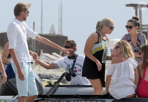 Exclusif - Abbey Clancy et son mari Peter Crouch lors de vacances à Formentera le 24 juin 2013 en compagnie de leurs joyeux amis