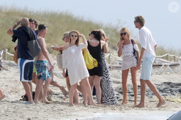 Exclusif - Abbey Clancy et son mari Peter Crouch lors de vacances à Formentera le 24 juin 2013 en compagnie de leurs joyeux amis