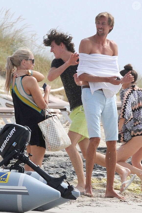 Exclusif - Abbey Clancy et son mari Peter Crouch lors de vacances à Formentera le 24 juin 2013 en compagnie de leurs joyeux amis