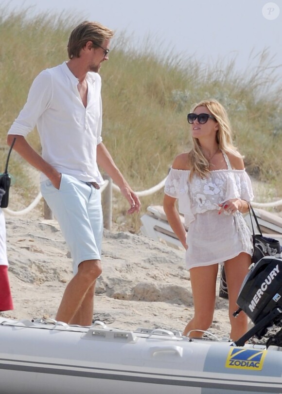 Exclusif - Abbey Clancy et son mari Peter Crouch lors de vacances à Formentera le 24 juin 2013 en compagnie de leurs joyeux amis