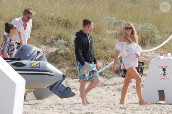 Exclusif - Abbey Clancy et son mari Peter Crouch lors de vacances à Formentera le 24 juin 2013 en compagnie de leurs joyeux amis