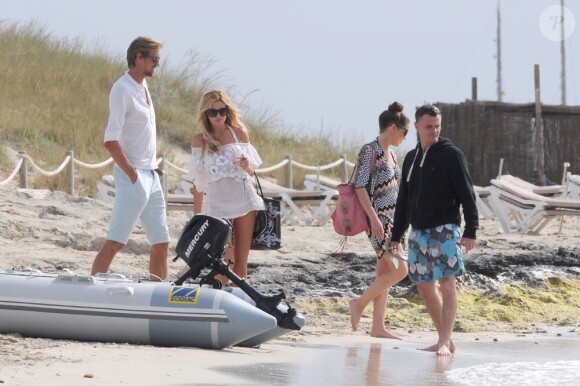 Exclusif - Abbey Clancy et son mari Peter Crouch lors de vacances à Formentera le 24 juin 2013 en compagnie de leurs joyeux amis