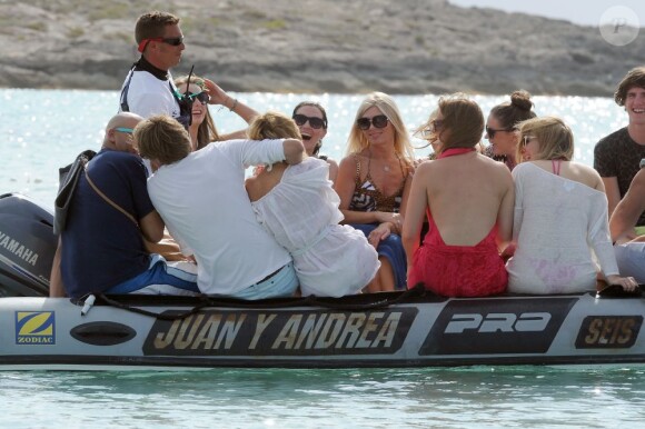 Exclusif - Abbey Clancy, son mari Peter Crouch et leurs facétieux amis sur l'île de Formentera le 24 juin 2013