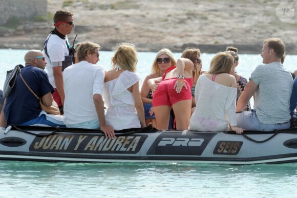 Exclusif - Abbey Clancy, son mari Peter Crouch et leurs facétieux amis sur l'île de Formentera le 24 juin 2013