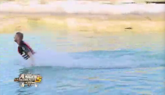 Ben soulevé par les dauphins dans Les Anges de la télé-réalité 5 sur NRJ 12 le mardi 25 juin 2013
