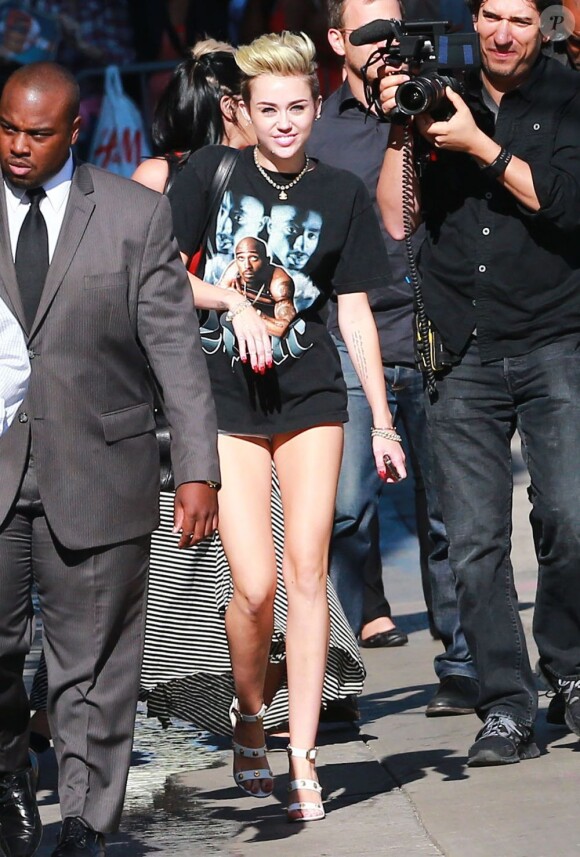 Miley Cyrus se rend sur le plateau de l'émission Jimmy Kimmel Live, à Hollywood, le 25 Juin 2013.