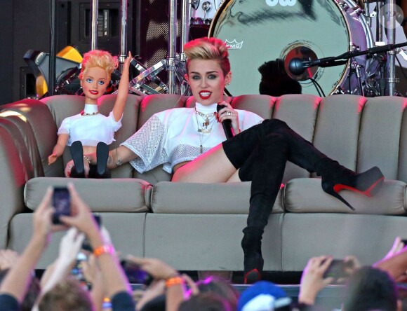 Miley Cyrus en concert sur le plateau du Jimmy Kimmel Live à Hollywood, le 25 juin 2013.