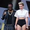 Will.i.am et  Miley Cyrus en concert sur le plateau du Jimmy Kimmel Live, à Hollywood, le 25 Juin 2013.