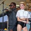 Will.i.am et  Miley Cyrus en concert sur le plateau du Jimmy Kimmel Live, à Hollywood, le 25 Juin 2013.