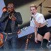 Will.i.am et  Miley Cyrus en concert sur le plateau du Jimmy Kimmel Live, à Hollywood, le 25 Juin 2013.