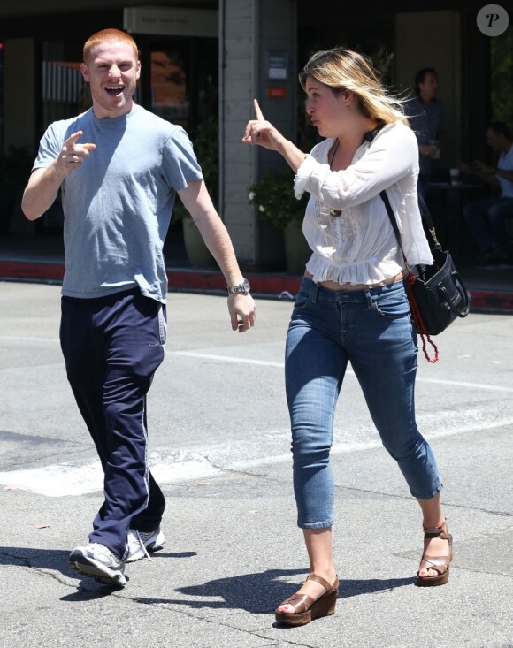 Exclusif - Scout LaRue Willis (fille de Bruce Willis et Demi Moore) se balade dans les rues du quartier de Beverly Hills, à Los Angeles, avec un mystérieux inconnu, le 17 juin 2013.