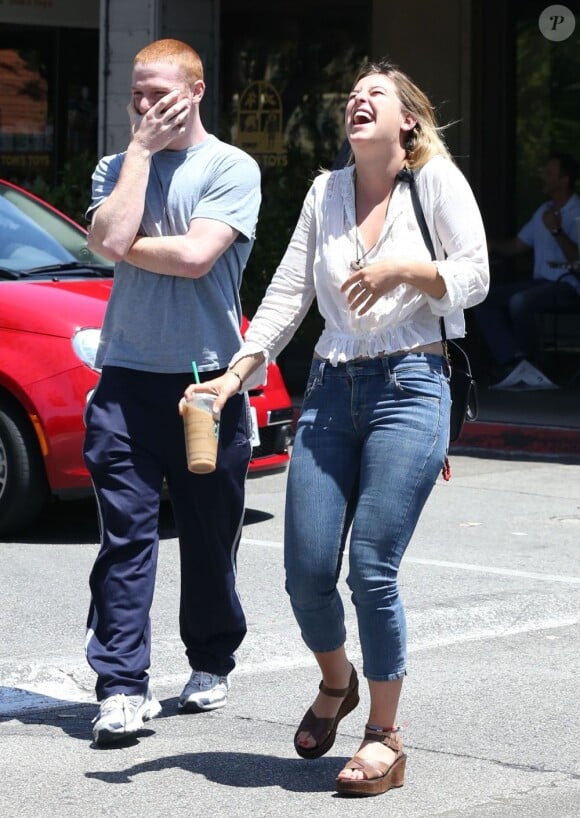 Exclusif - La jeune Scout LaRue Willis (fille de Bruce Willis et Demi Moore) se balade dans les rues de Beverly Hills, à Los Angeles, avec un mystérieux inconnu, le 17 juin 2013.
