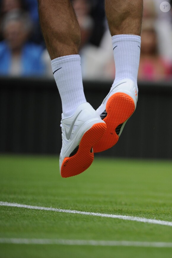 Les semelles oranges de Roger Federer lors de son entrée à Wimbledon à Londres le 24 juin 2013.
