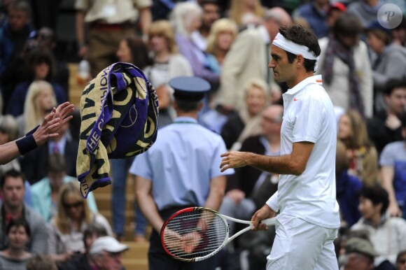 Roger Federer lors de son entrée à Wimbledon à Londres le 24 juin 2013.