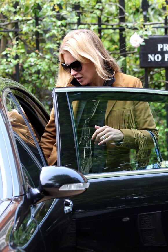 Kate Moss, vêtue d'une petite veste à franges, sort de son domicile à Londres, le 26 juin 2013