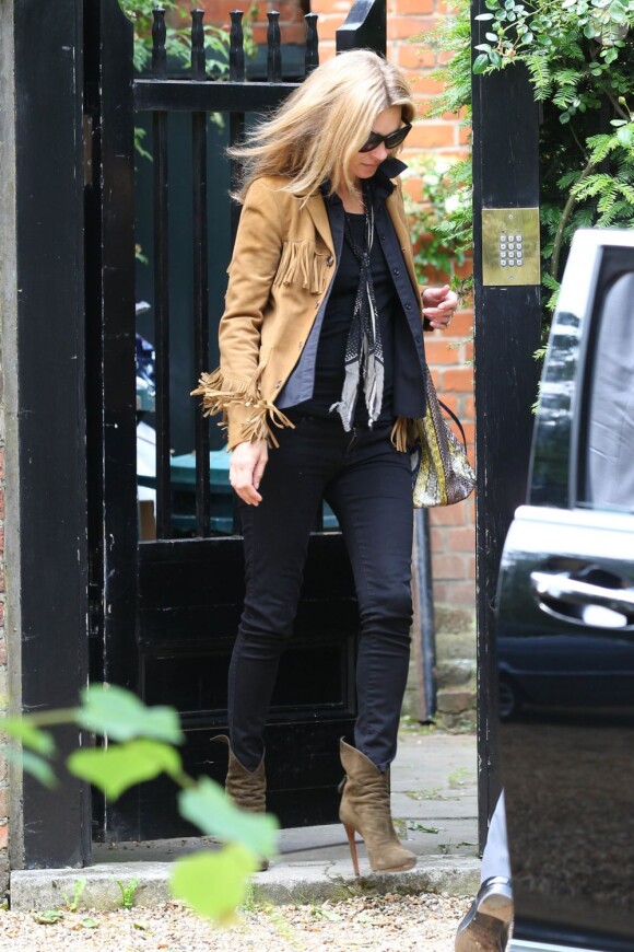 Exclusif - Kate Moss, stylée dans sa petite veste à franges Saint Laurent, sort de son domicile a Londres. Le 26 juin 2013.