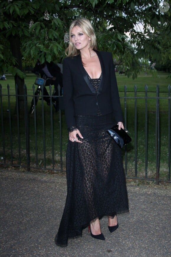 Kate Moss arrive à Hyde Park pour la Summer Party de la Serpentine Gallery. Londres, le 26 juin 2013.