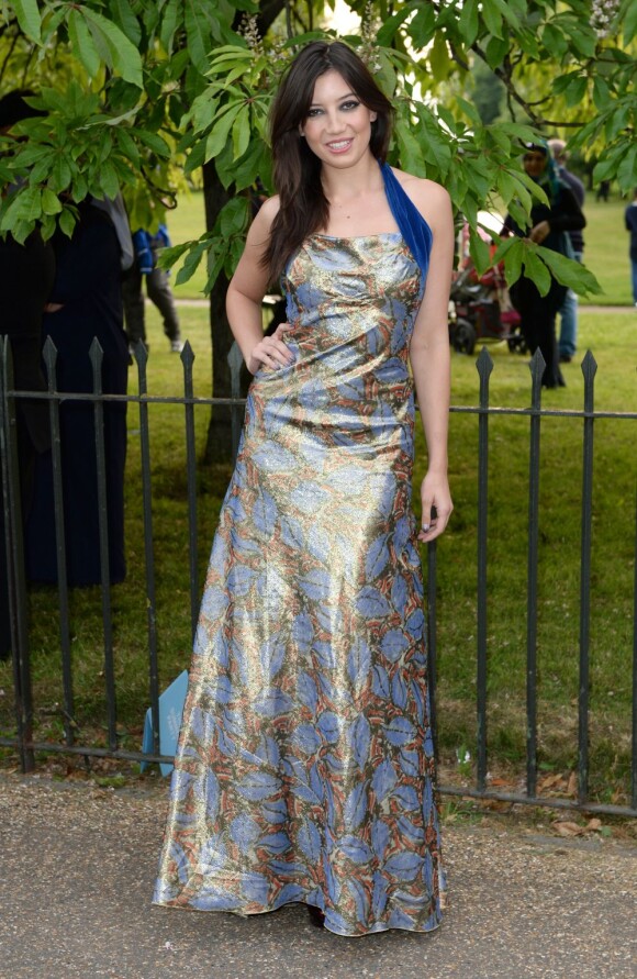 Daisy Lowe arrive à Hyde Park pour la Summer Party de la Serpentine Gallery. Londres, le 26 juin 2013.