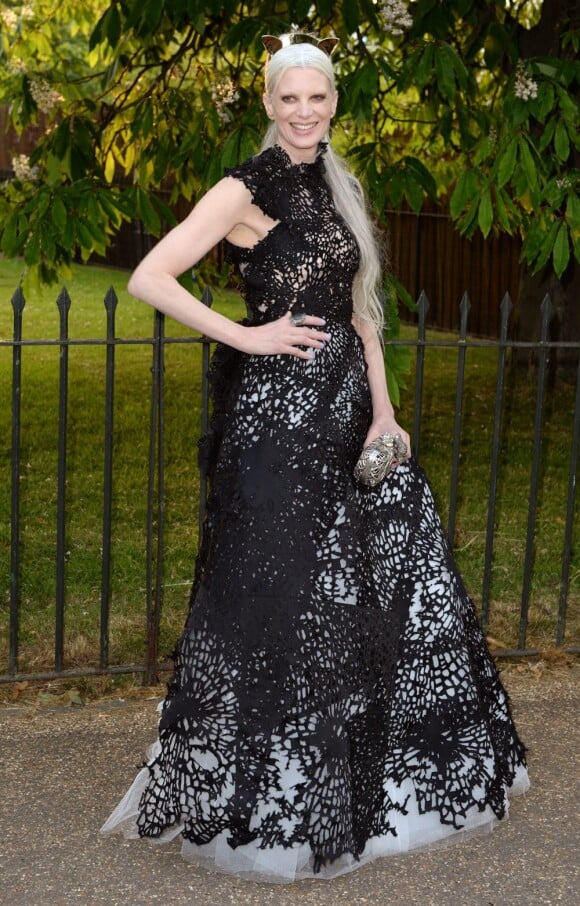 Le top model Kristen McMenamy arrive à Hyde Park pour la Summer Party de la Serpentine Gallery. Londres, le 26 juin 2013.