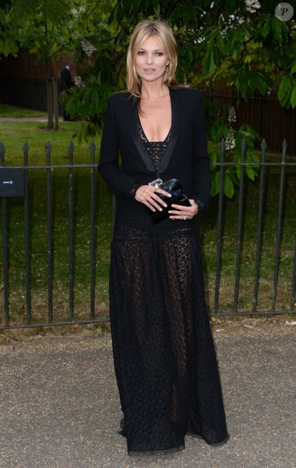 Kate Moss arrive à Hyde Park pour la Summer Party de la Serpentine Gallery. Londres, le 26 juin 2013.