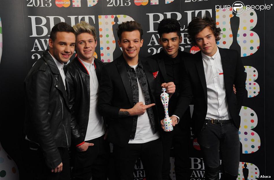 Liam Payne, Niall Horan, Louis Tomlinson, Zayn Malik et Harry Styles avec leur prix Global Success Award à la cérémonie des Brit Awards à Londres, le 20 février 2013.