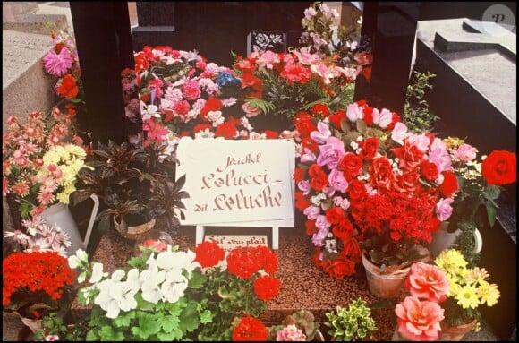 La tombe de Coluche en juin 1987, un an après sa mort.