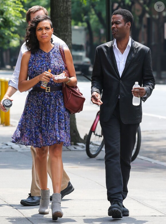 Rosario Dawson au côté de Chris Rock sur le tournage de Finally Famous à New York, le 27 Juin 2013.