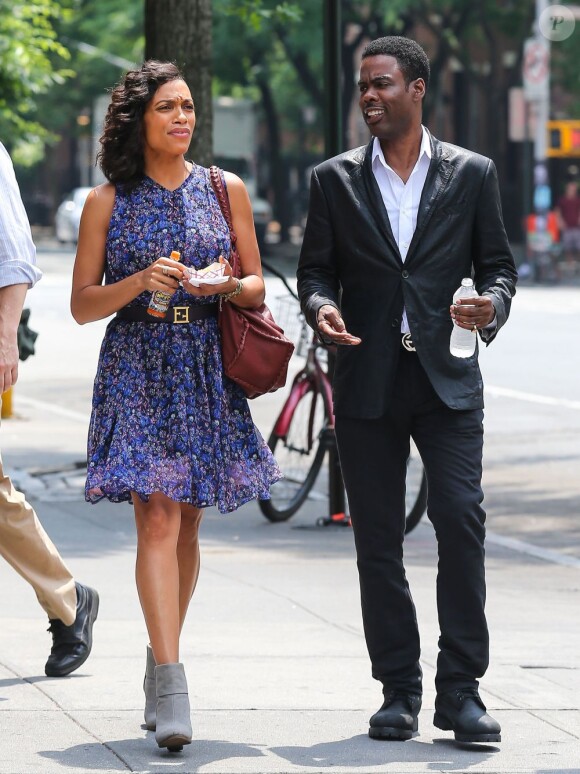 Rosario Dawson avec Chris Rock sur le tournage de Finally Famous à New York, le 27 Juin 2013.