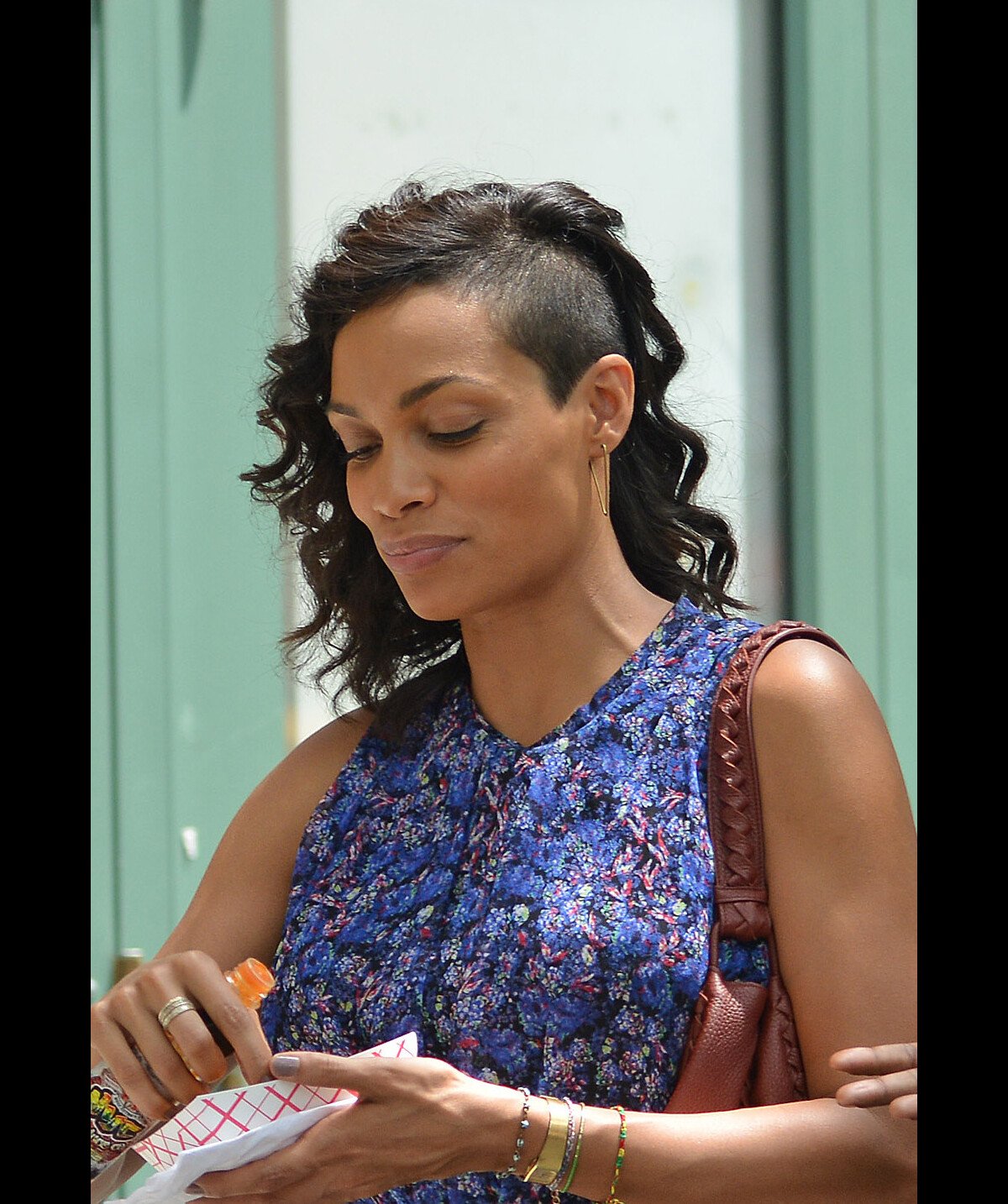 Rosario Dawson : La belle dévoile son étonnante transformation capillaire -  Purepeople