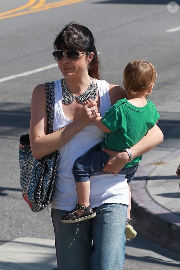 Selma Blair et son fils Arthur (2 ans) à Los Angeles, le 20 juin 2013.