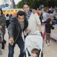 Adeline Blondieau avec son compagnon Laurent Hubert et sa fille Wilona lors de l'inauguration de la fête foraine des Tuileries à Paris le 28 juin 2013
