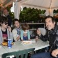 Adeline Blondieau avec son compagnon Laurent Hubert, son fils Aitor et sa fille Wilona lors de l'inauguration de la fête foraine des Tuileries à Paris le 28 juin 2013