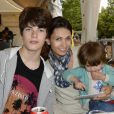 Adeline Blondieau avec son fils Aitor et sa fille Wilona lors de l'inauguration de la fête foraine des Tuileries à Paris le 28 juin 2013