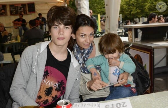 Adeline Blondieau avec son fils Aitor et sa fille Wilona lors de l'inauguration de la fête foraine des Tuileries à Paris le 28 juin 2013