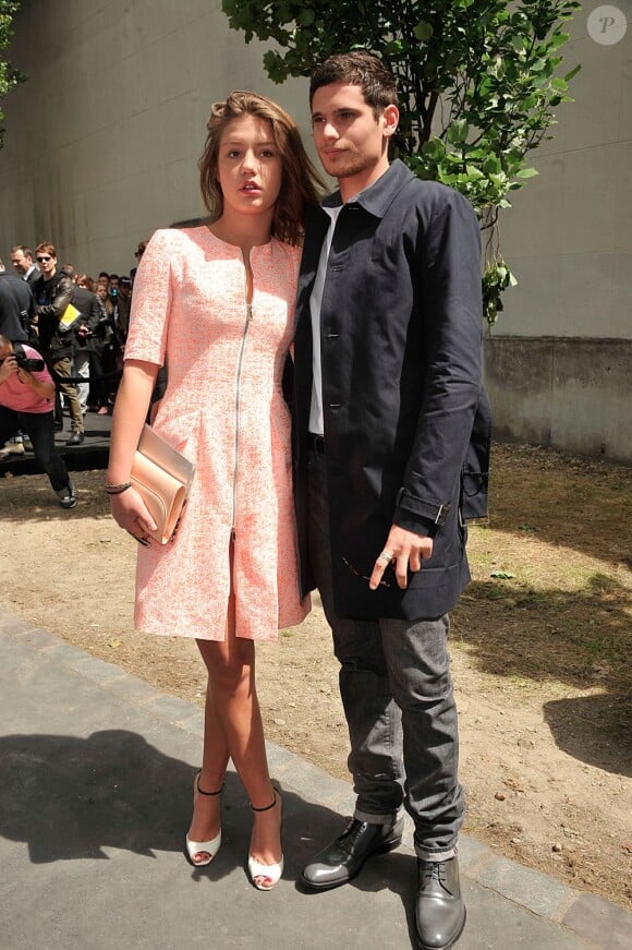 Adéle Exarchopoulos et son compagnon au défilé Dior Homme Printemps-Eté 2014 à Paris, le 29 juin 2013.