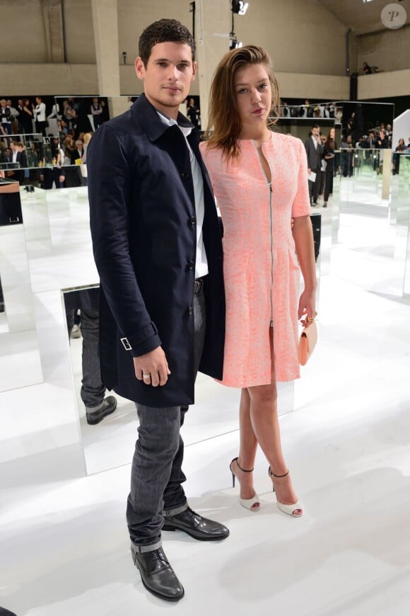 Jérémie Laheurte et Adèle Exarchopoulos lors du défilé Dior Homme Printemps-Eté 2014 à Paris, le 29 juin 2013.