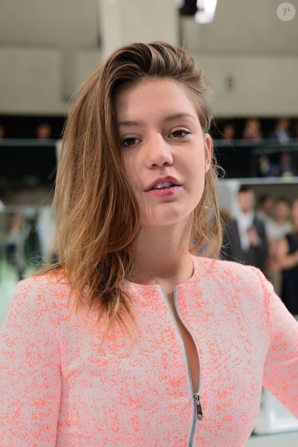 Adèle Exarchopoulos sublime avant le défilé Dior Homme Printemps-Eté 2014 à Paris, le 29 juin 2013.