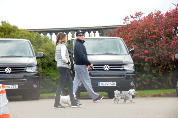 Exclusif - Le chanteur pop Robbie Williams et sa femme Ayda Field promènent leurs chiens à Glasgow en Ecosse le 24 juin 2013.