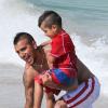 Arturo Vidal et son fils Alonso profitent d'une journée ensoleillée sur la plage de Miami, le 29 Juin 2013