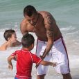 Arturo Vidal et son fils Alonso profitent d'une journée ensoleillée sur la plage de Miami, le 29 Juin 2013