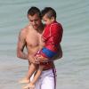Arturo Vidal et son fils Alonso profitent d'une journée ensoleillée sur la plage de Miami, le 29 Juin 2013