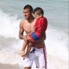Arturo Vidal et son fils Alonso en vacances sur la plage de Miami, le 29 Juin 2013
