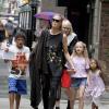 Heidi Klum dans les rues de New York avec ses enfants Lou, Leni et Henry ainsi que sa mère Erna, le 1er juillet 2013.