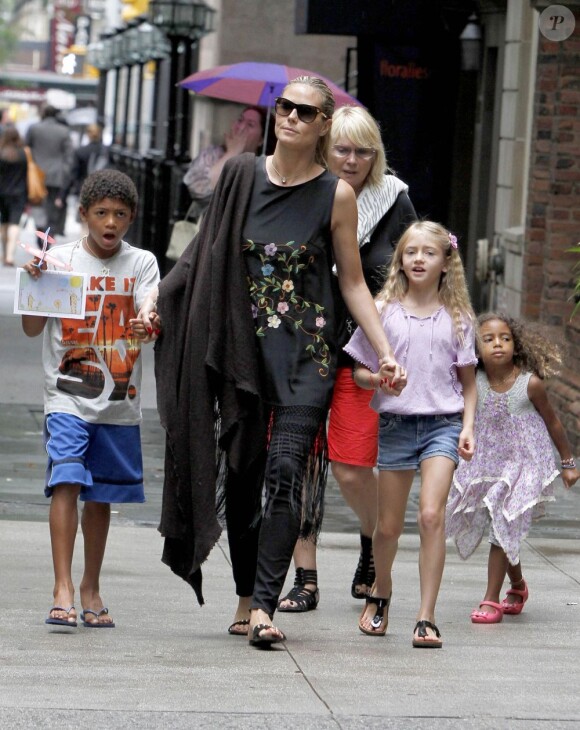 Heidi Klum dans les rues de New York avec ses enfants Lou, Leni et Henry ainsi que sa mère Erna, le 1er juillet 2013.