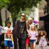 Heidi Klum se promène à New York avec ses enfants Lou, Leni, Henry et Johan et sa mère Erna à New York, le 1er juillet 2013.